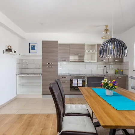 Apartment In Barbat With Kitchen