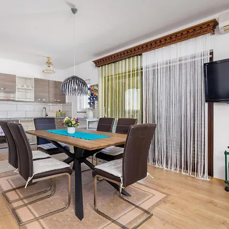 In Barbat With Kitchen Apartment *